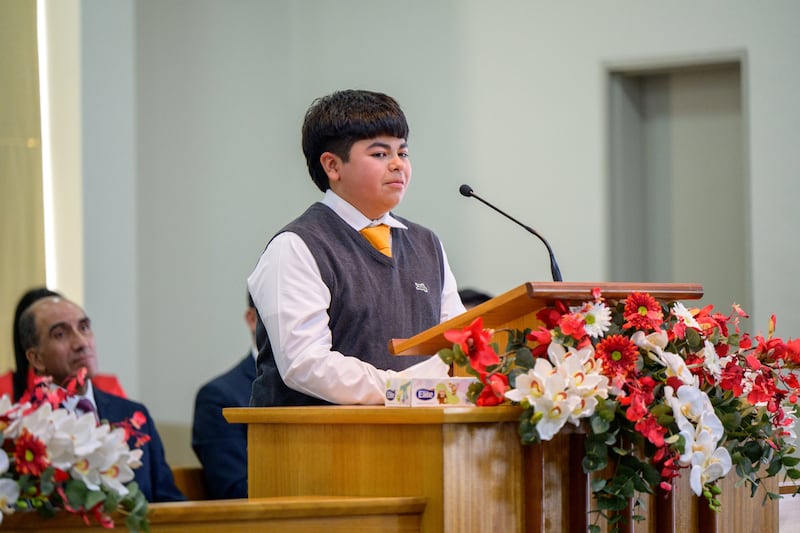 Un joven da un discurso durante la conferencia de estaca Colina Chile, en Santiago, Chile, el 17 de mayo de 2026.