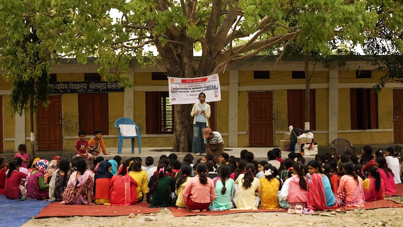 Seema Pandey, oficial del programa Days for Girls Nepal, enseña una clase sobre salud menstrual en una aldea de Nepal a principios de mayo de 2025. Estas clases fueron posibles gracias a las donaciones realizadas por medio de la iniciativa de las Máquinas de Donaciones Ilumina el Mundo, patrocinada por La Iglesia de Jesucristo de los Santos de los Últimos Días.