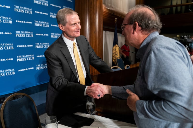 El élder David A. Bednar, un miembro del Cuórum de los Doce Apóstoles de La Iglesia de Jesucristo de los Santos de los Últimos Días, saluda a los invitados después de hablar en el National Press Club en Washington, D. C., el jueves, 26 de mayo de 2022.