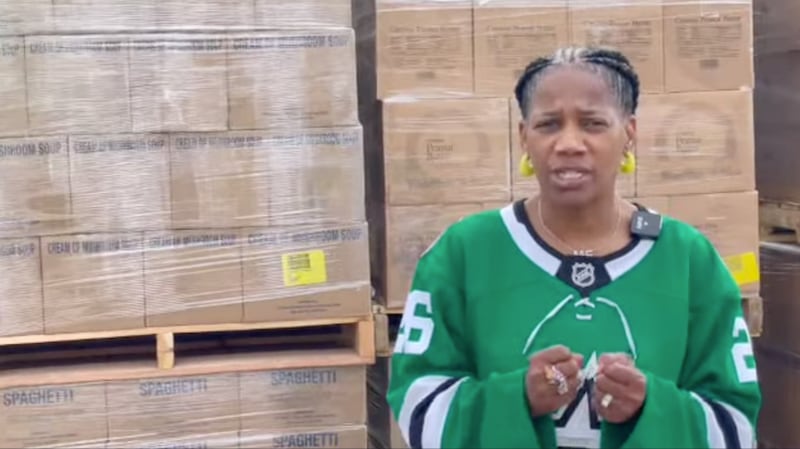 Cheryl Jackson, propietaria de Minnie’s Food Pantry en Plano, Texas, habla en un video en las redes sociales sobre una donación de alimentos de La Iglesia de Jesucristo de los Santos de los Últimos Días en mayo de 2025.