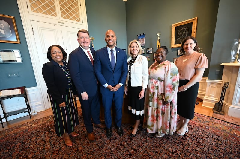 Lora Hargrove, el élder Michael P. Brady, el gobernador de Maryland, Wes Moore, la presidenta Camille N. Johnson, la hermana Eme Martin y Bente Uhlig posan para una foto después de reunirse en la oficina del gobernador en Annapolis, Maryland, el viernes 15 de mayo de 2026.