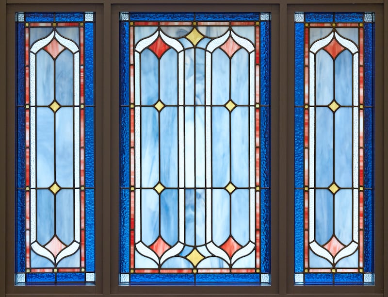 Una vidriera artística dentro del Templo de Cleveland, Ohio.
