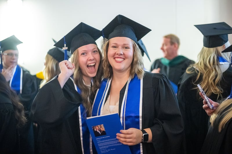 Los graduados posan para fotos fuera del Centro BYU–I después de la ceremonia de graduación el jueves, 23 de julio de 2026, en Rexburg, Idaho.