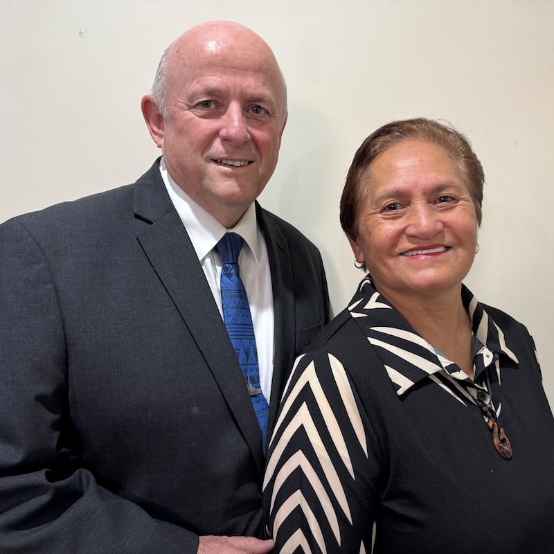 Robert H. Simpson y Jinny Simpson, quienes servirán como presidente y matrona del nuevo Templo de Port Vila Vanuatu.
