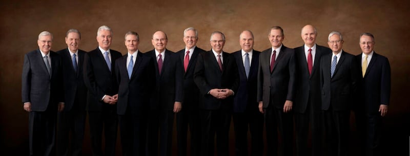 De izquierda a derecha, el presidente M. Russell Ballard, el élder Jeffrey R. Holland, el élder Dieter F. Uchtdorf, el élder David A. Bednar, el élder Quentin L. Cook, el élder D. Todd Christofferson, el élder Neil L. Andersen, el élder Ronald A. Rasband, el élder Gary E. Stevenson, el élder Dale G. Renlund, el élder Gerrit W. Gong y el élder Ulisses Soares en una fotografía tomada por Busath Photography.