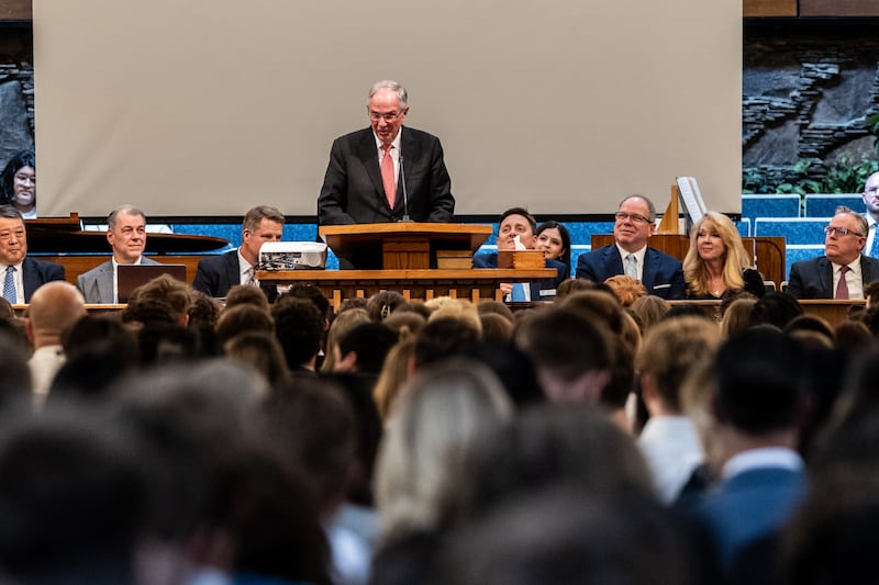El élder Neil L. Andersen, del Cuórum de los Doce Apóstoles, habla durante un devocional para jóvenes adultos en Placentia, California, el sábado 16 de mayo de 2026.