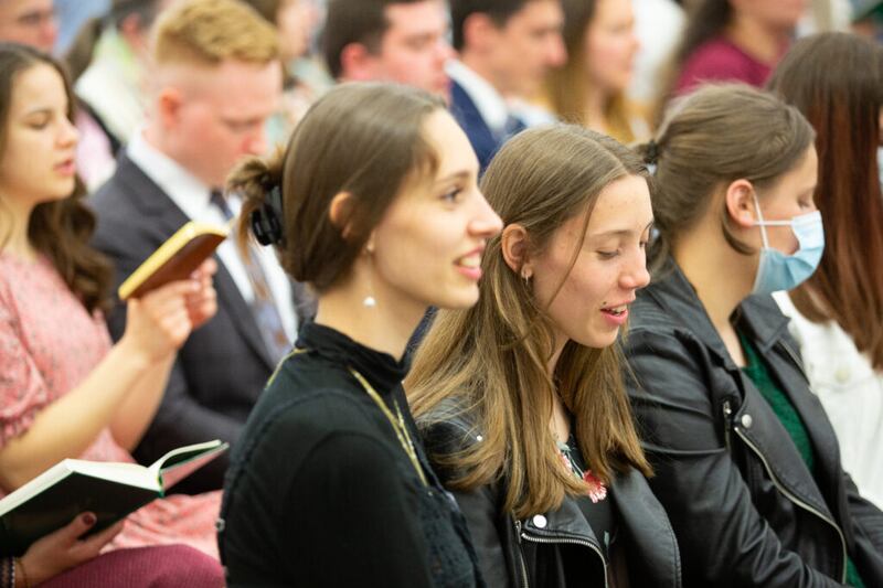 Los asistentes cantan durante un devocional del 22 de abril de 2022 en Friedrichsdorf, Alemania, que se transmitió en vivo a los Santos de los Últimos Días de habla alemana en Austria, Alemania y Suiza. El élder Dieter F. Uchtdorf, del Cuórum de los Doce Apóstoles, habló en el devocional.