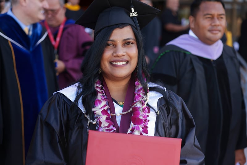 Graduados de BYU–Hawaii celebran con familiares y amigos fuera del Centro de Actividades Cannon en Laie, Hawaii, después de la graduación el viernes, 12 de diciembre de 2025.