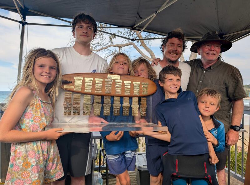 Los participantes de Coffs Soul Surfest sonríen con un trofeo durante el Surfest 2025 en Coffs Harbour, Australia, septiembre de 2025.