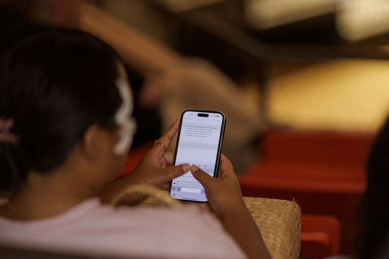 Un estudiante toma notas durante el discurso devocional de Monica Mortenson Kauwe en BYU–Hawaii el 9 de septiembre de 2025, en Laie, Hawái.