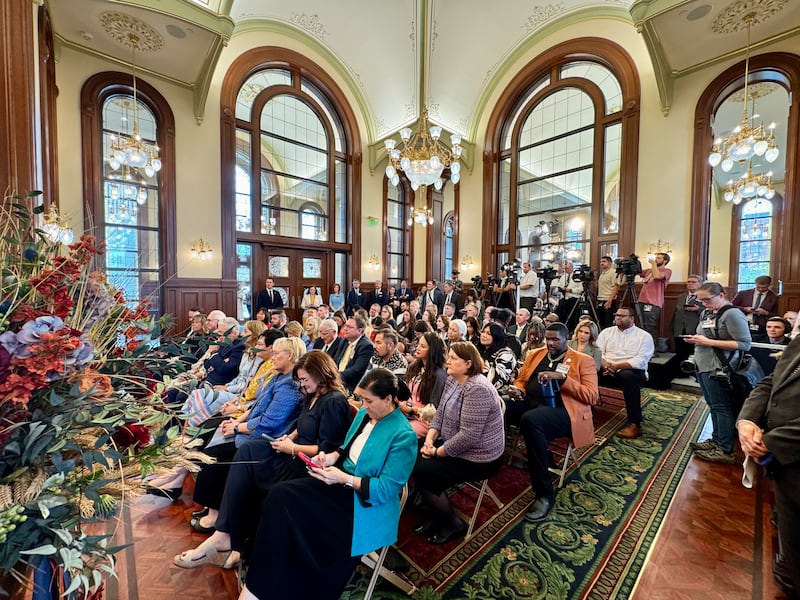 Las personas escuchan en el evento para los medios de comunicación el martes, 1 de septiembre de 2026, en Salt Lake City, donde se anunció el tema "Regocíjense en Cristo" para la próxima casa abierta y celebración del histórico Templo de Salt Lake de la Iglesia de Jesucristo de los Santos de los Últimos Días.