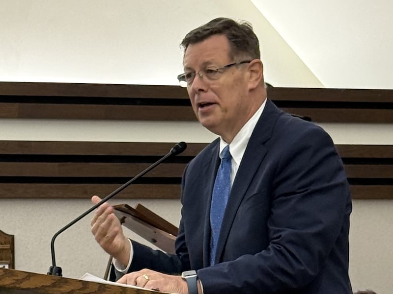 El élder Clark G. Gilbert del Cuórum de los Doce Apóstoles habla con jóvenes hispanos del Área Central de EE. UU. de la Iglesia desde el Centro de Estaca de Schaumburg Illinois en Chicago, Illinois el domingo 20 de septiembre de 2026.