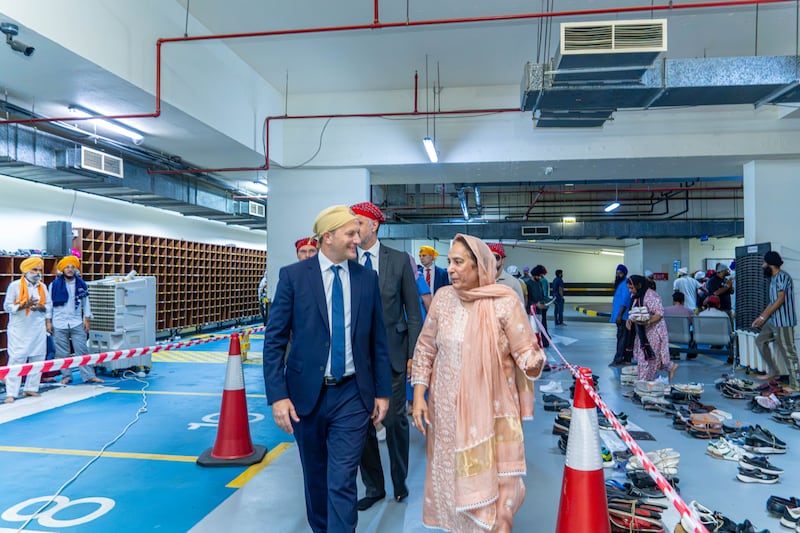 El élder Roland J. Bäck, una Setenta Autoridad General de Área, y Bubbles Kandhari, vicepresidenta del Guru Nanak Darbar Gurudwara, conversan antes de una ceremonia de distribución de kits de alimentos en Dubái, Emiratos Árabes Unidos, el domingo 30 de agosto de 2026. Los kits de alimentos fueron ensamblados por miembros de la comunidad sij y miembros de La Iglesia de Jesucristo de los Santos de los Últimos Días en un proyecto de servicio conjunto.
