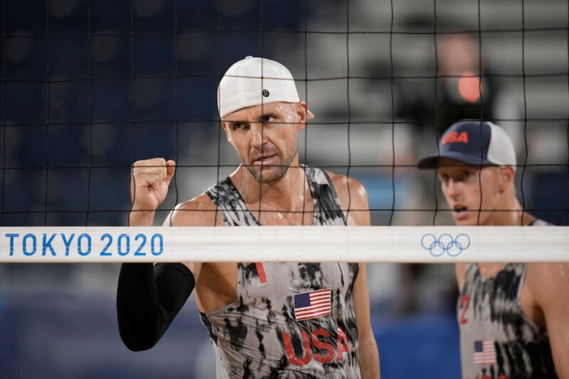 Jacob Gibb, a la izquierda, de Estados Unidos, reacciona al ganar un partido de voleibol de playa masculino contra Italia con su compañero de equipo Tri Bourne en los Juegos Olímpicos de Verano 2020, el domingo, 25 de julio de 2021, en Tokio, Japón.