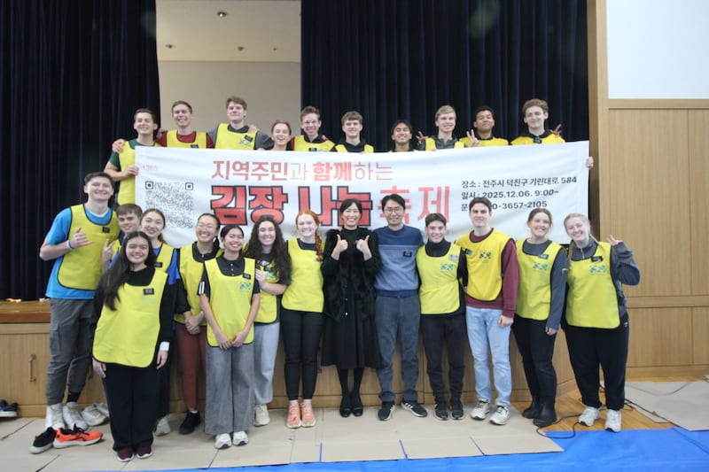 Los misioneros de la Misión Corea Seúl Sur sonríen para una foto grupal en el festival anual "Festival de compartir kimchi" en Jeonjo, Corea del Sur, el 6 de diciembre de 2025.