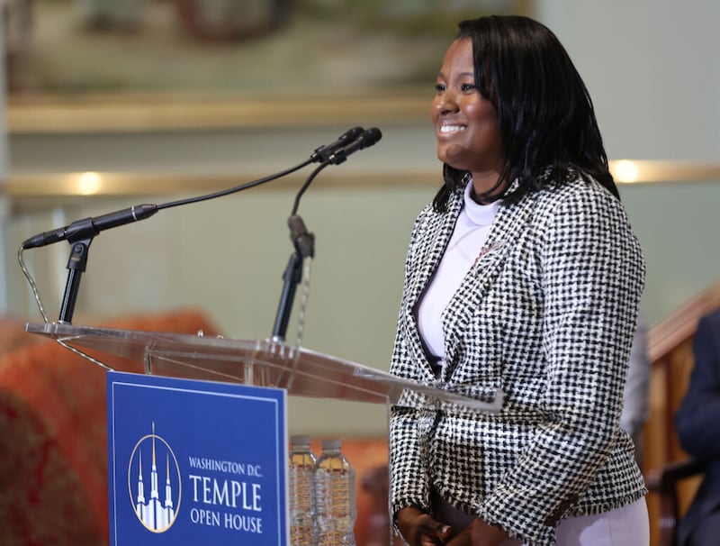Kisha Sogunro, Subdirectora de Alcance del Noreste de América del Norte, conduce una conferencia de prensa para los medios en el Templo de Washington D.C. en Kensington, Maryland, el lunes 18 de abril de 2022.