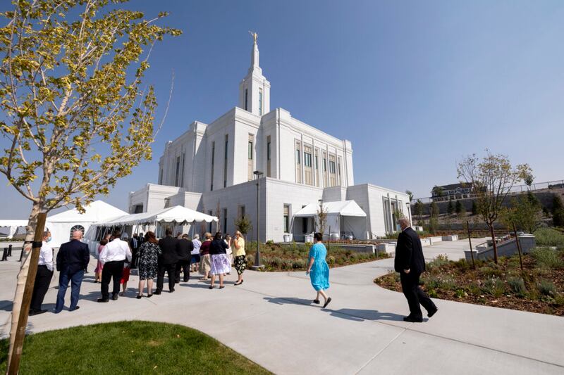 Los guías del tour asisten a una reunión mientras se preparan para la jornada de puertas abiertas en el Templo de Pocatello Idaho, el lunes, 13 de septiembre de 2021.