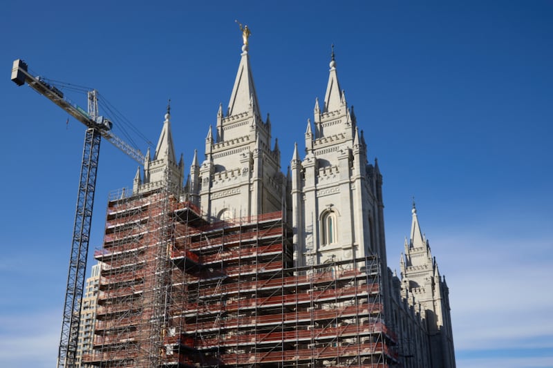 Se han retirado partes del andamiaje del Templo de Salt Lake en Salt Lake City el 30 de enero de 2026.
