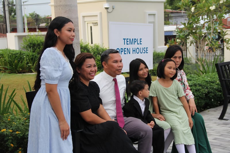 Una familia se toma una foto afuera del Templo de Davao, Filipinas, el último día de la jornada de puertas abiertas para el público, el 10 de abril de 2026.