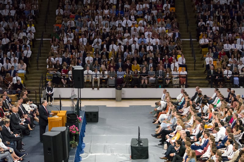 El élder Jeffrey R. Holland del Cuórum de los Doce Apóstoles habla en un devocional en la Universidad Estatal de Utah, patrocinado por el Instituto de Religión de Logan, el 22 de septiembre de 2019. El Dee Glen Smith Spectrum estaba lleno a capacidad.