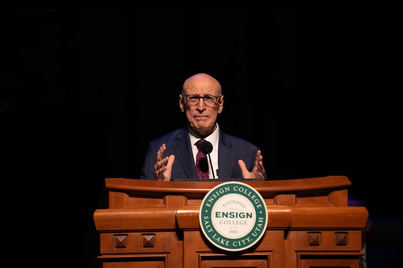 El élder Arnulfo Valenzuela, de la Presidencia de los Setenta, habla durante un devocional de Ensign College realizado en el Teatro del Centro de Conferencias, en el centro de Salt Lake City, el martes, 17 de febrero de 2026.