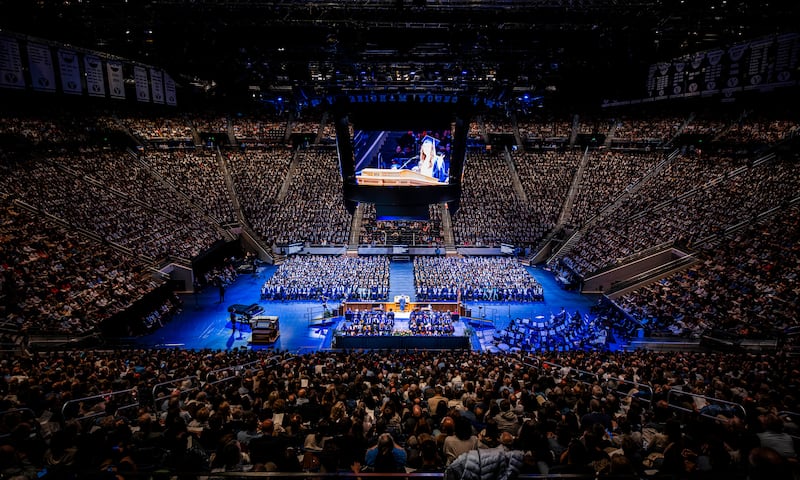 Más de 7,000 graduados de BYU y sus familiares y amigos llenan el Marriott Center para la ceremonia de graduación el jueves 23 de abril de 2026.