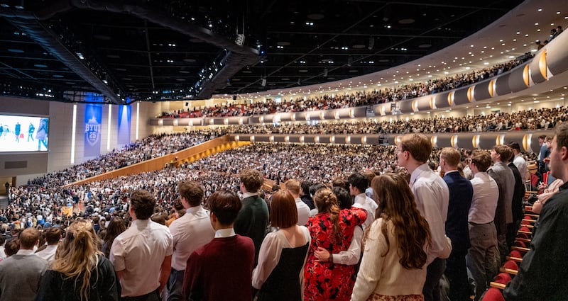 Estudiantes de BYU-Idaho se reúnen en el Centro BYU-I en Rexburg, Idaho, para escuchar una devocional con el élder Neil L. Andersen del Cuórum de los Doce Apóstoles el domingo, 22 de febrero de 2026.