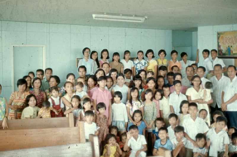 Miembros de la Rama Bacolod, en Bacolod, Filipinas, tomada en octubre de 1971 por el élder Paul Blair.