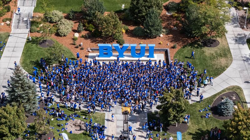 Nuevos estudiantes de BYU-Idaho se reúnen en el memorial de BYU-I para una foto conmemorativa en Rexburg, Idaho, el viernes 12 de septiembre de 2025.