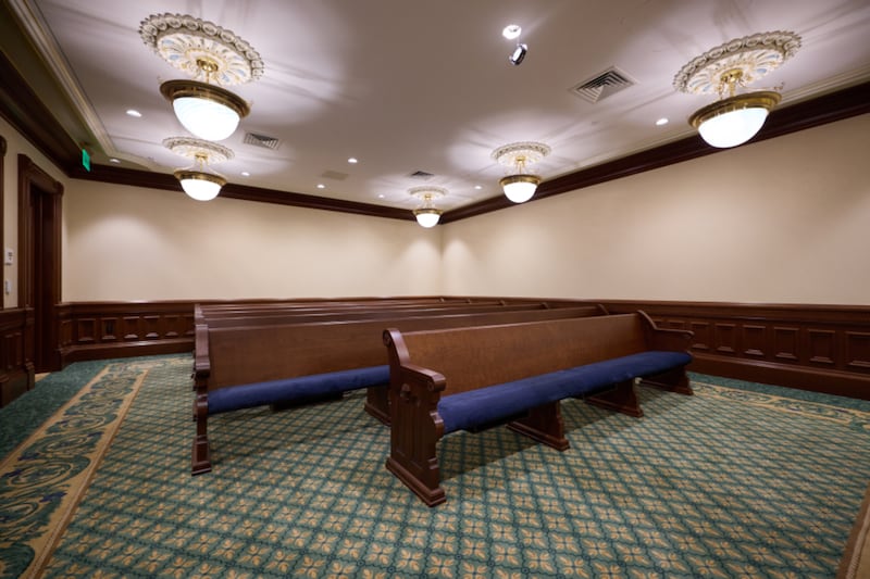 Iluminación y asientos en el área de la capilla de la pila este del Templo de Salt Lake, en Salt Lake City, el 30 de enero de 2026.