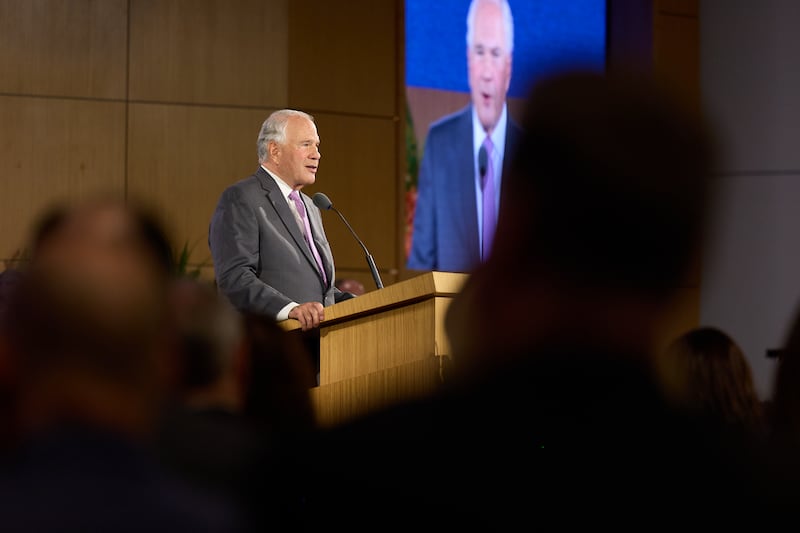 El élder Ronald A. Rasband habla durante el Seminario para Nuevos Líderes de Misión de 2026 el jueves, 18 de junio de 2026, en el Centro de Capacitación Misional de Provo en Provo, Utah.