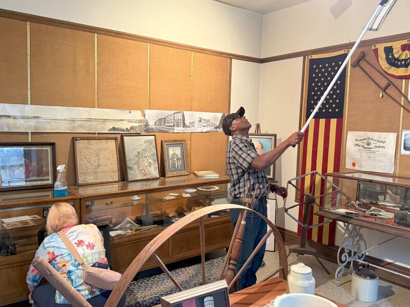 Un hombre y una mujer limpian el museo Casa Miller en Keokuk, Iowa, el 20 de septiembre de 2025, como parte de un proyecto de servicio organizado en conjunto con la Mega Conferencia para Adultos Solteros de Nauvoo celebrada en Nauvoo, Illinois.