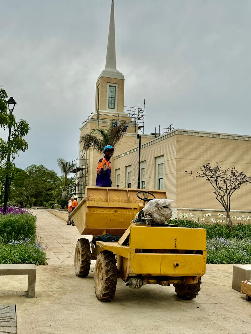 Reginald Magocha, quien trabaja como conductor de un pequeño camión de volteo, es fotografiado frente al Templo de Harare, Zimbabue, durante su construcción.
