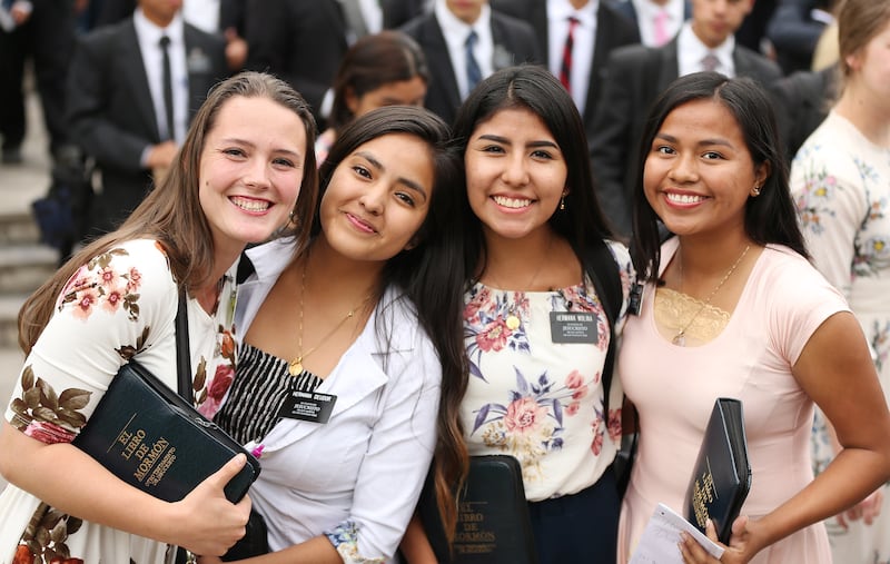 Hermanas misioneras sonríen después de reunirse con el presidente Russell M. Nelson, de La Iglesia de Jesucristo de los Santos de los Últimos Días, en Lima, Perú, el 20 de octubre de 2018.