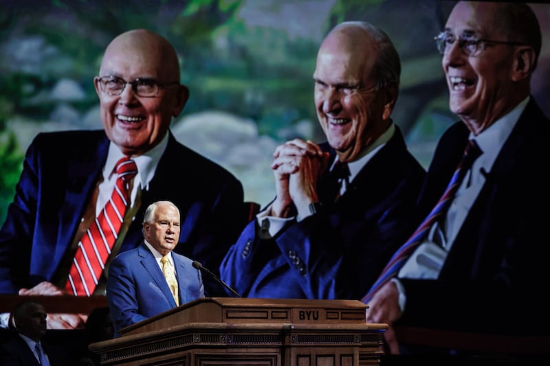 El élder Ronald A. Rasband habla sobre el presidente Russell M. Nelson en la Conferencia Anual Universitaria de BYU el 26 de agosto de 2024.
