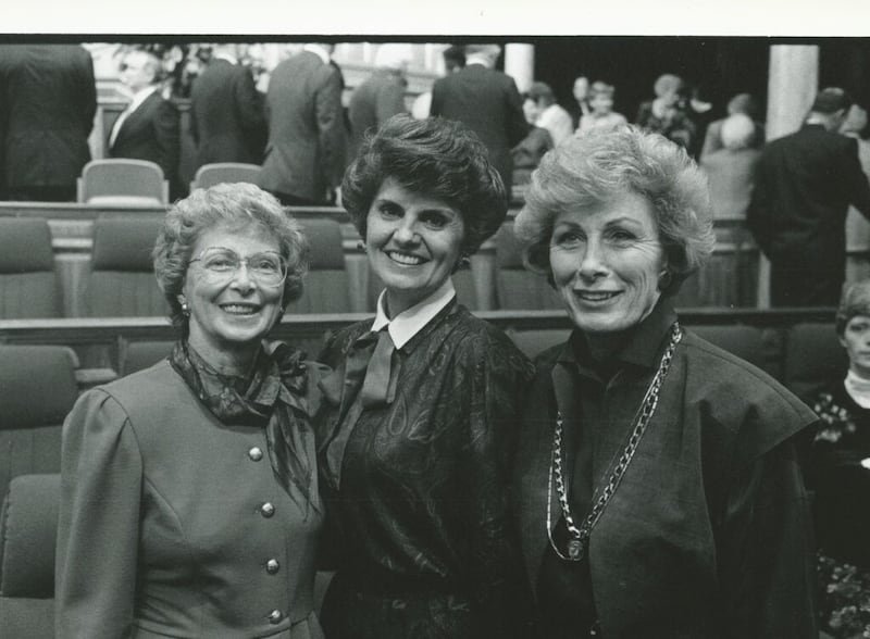 La presidencia general de las Mujeres Jóvenes fotografiada después de una sesión de la Conferencia General de abril de 1987, de izquierda a derecha, la hermana Jayne B. Malan, primera consejera; la hermana Ardeth G. Kapp, presidenta general de las Mujeres Jóvenes; y la hermana Elaine L. Jack, segunda consejera.