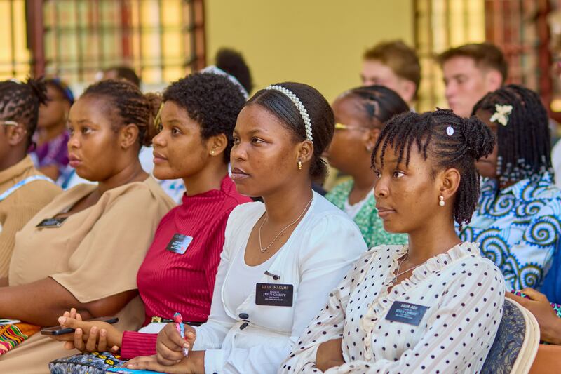 Los misioneros de la Misión Benín Cotonú se reúnen en el Centro de Estaca Lomé Togo Agoe para escuchar al élder Quentin L. Cook el 18 de febrero de 2026.