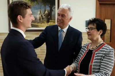 El élder Dieter F. Uchtdorf y la hermana Harriet Uchtdorf saludan a un joven líder del sacerdocio en Montevideo, Uruguay, durante un viaje a Sudamérica en febrero de 2020.