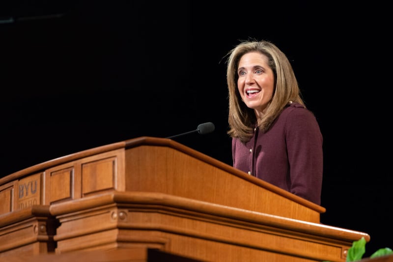 La hermana Kelly Eyring se dirigió a los estudiantes de BYU–Idaho durante el primer devocional del año el 11 de enero de 2022.