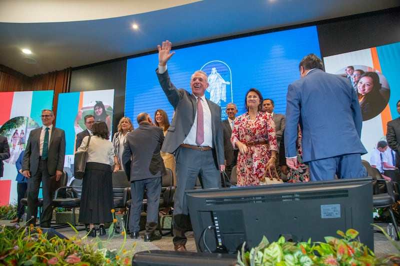 El élder Ulisses Soares del Cuórum de los Doce Apóstoles saluda a los jóvenes después de una sesión devocional en la Ciudad de México, México, el 28 de agosto de 2026.