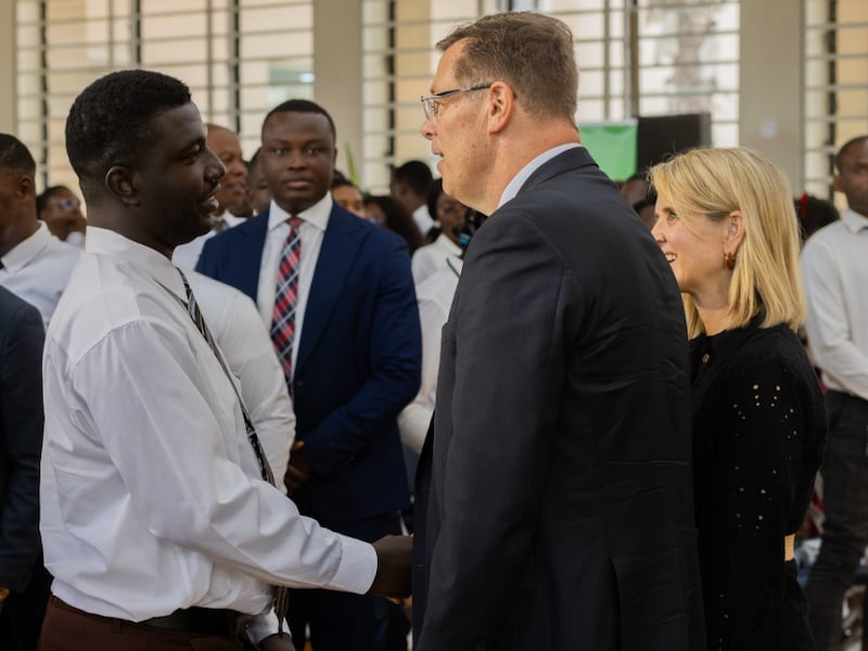 El élder Clark G. Gilbert del Cuórum de los Doce Apóstoles, centro, y su esposa, hermana Christine Gilbert, derecha, saludan a estudiantes de BYU–Pathway después de una sesión devocional en Accra, Ghana, el viernes 28 de agosto de 2026.