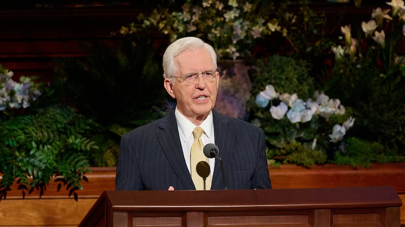 El Presidente D. Todd Christofferson, segundo consejero de la Primera Presidencia, habla durante la sesión del domingo por la tarde de la Conferencia General Anual N.º 196 de La Iglesia de Jesucristo de los Santos de los Últimos Días en el Centro de Conferencias de Salt Lake City el 5 de abril de 2026.