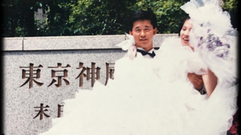 Seiji Tokuzawa y su esposa, Hitoe, frente al Templo de Tokio Japón en 1988.
