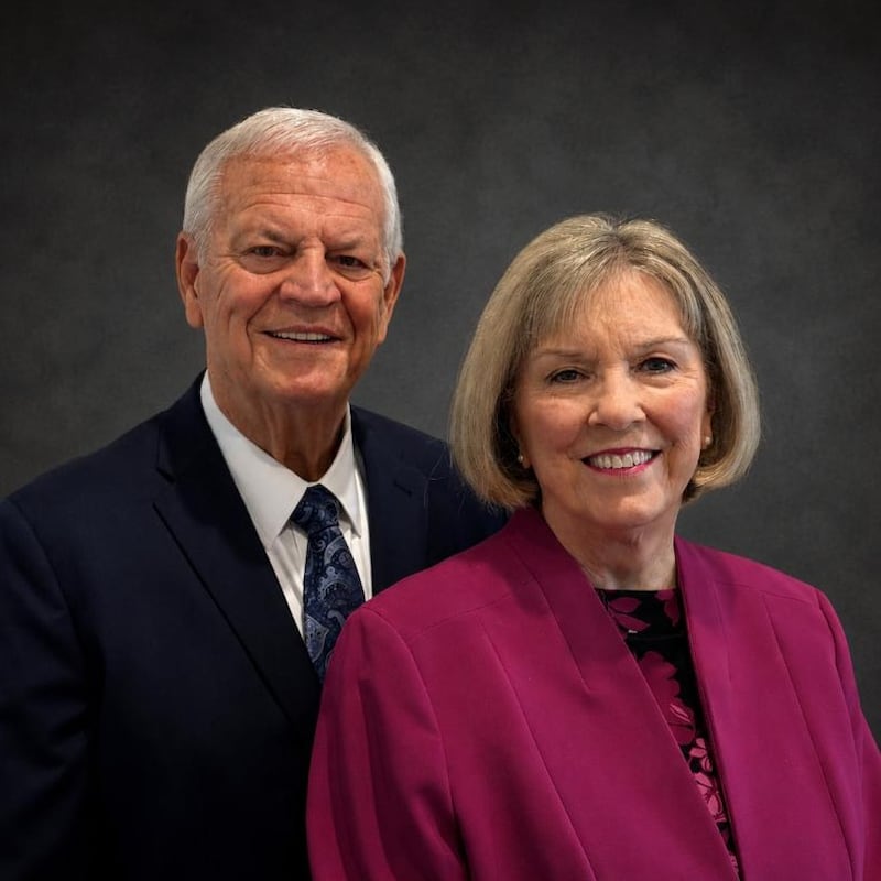 Tommy L. Hamilton y Debbie Hamilton, quienes comenzarán a servir como presidente y matrona del nuevo Templo de Fort Worth, Texas cuando sea dedicado.