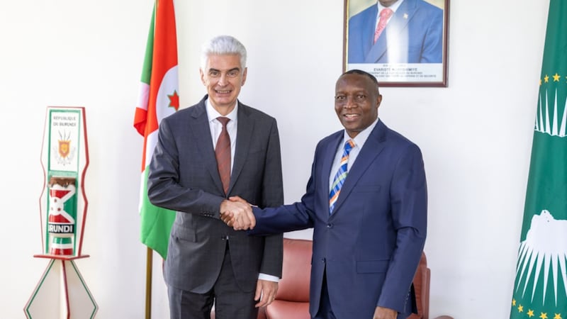 Élder Gérald Caussé se toma una foto con un funcionario del gobierno de Burundi en Bujumbura, Burundi, 22 de octubre de 2026.
