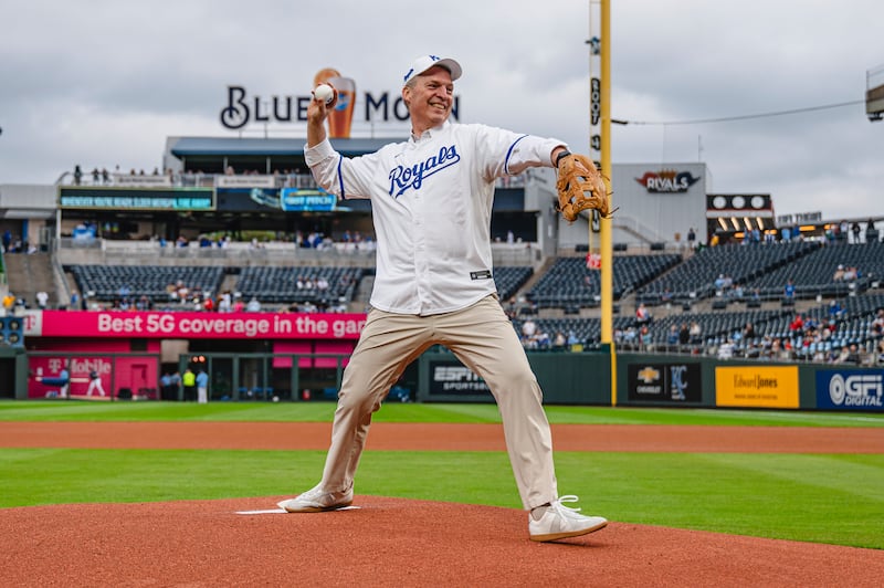 El élder Jeremiah J. Morgan, Setenta de Área, lanza el primer lanzamiento en el juego de las Grandes Ligas de Béisbol de los Kansas City Royals como parte de una noche de JustServe el 25 de abril de 2025 en Kansas City, Misuri.