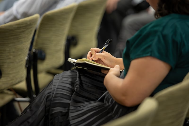 Una estudiante de Ensign College toma notas durante una devoción del campus en Salt Lake City el 22 de septiembre de 2026.