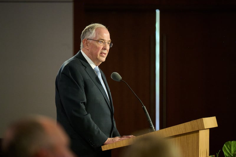 El élder Neil L. Andersen habla durante el Seminario para Nuevos Líderes de Misión 2026 el jueves 18 de junio de 2026, en el Centro de Capacitación Misional de Provo en Provo, Utah.