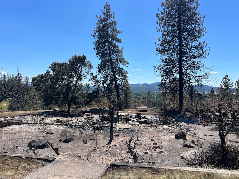 La vista desde el frente de la propiedad donde alguna vez estuvo la casa de la familia Anglesey antes de que el incendio Upriver en Spokane, Washington, arrasara el martes 16 de junio de 2026.