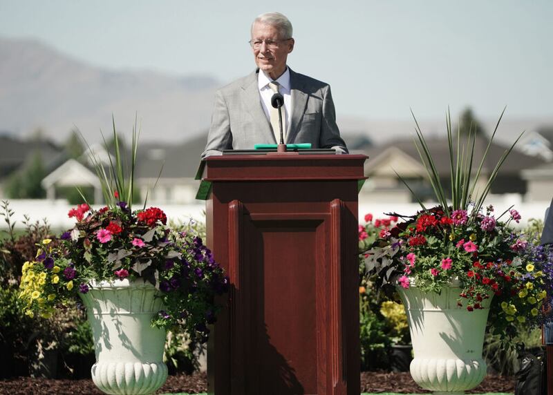 El élder Dean M. Davies, Setenta Autoridad General, habla durante la primera palada del Templo de Syracuse Utah, de La Iglesia de Jesucristo de los Santos de los Últimos Días el sábado, en Syracuse, 12 de junio del 2021.